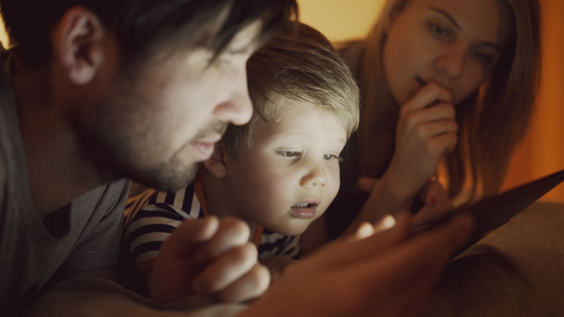 Parent and child learning about money together with educational activities and digital tools